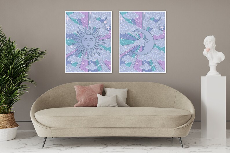Pu&ograve; includere: Due stampe color pastello raffiguranti un sole e una luna con un design retr&ograve; e fantasioso. Le stampe sono incorniciate in bianco e appese a una parete grigio chiaro sopra un divano beige.