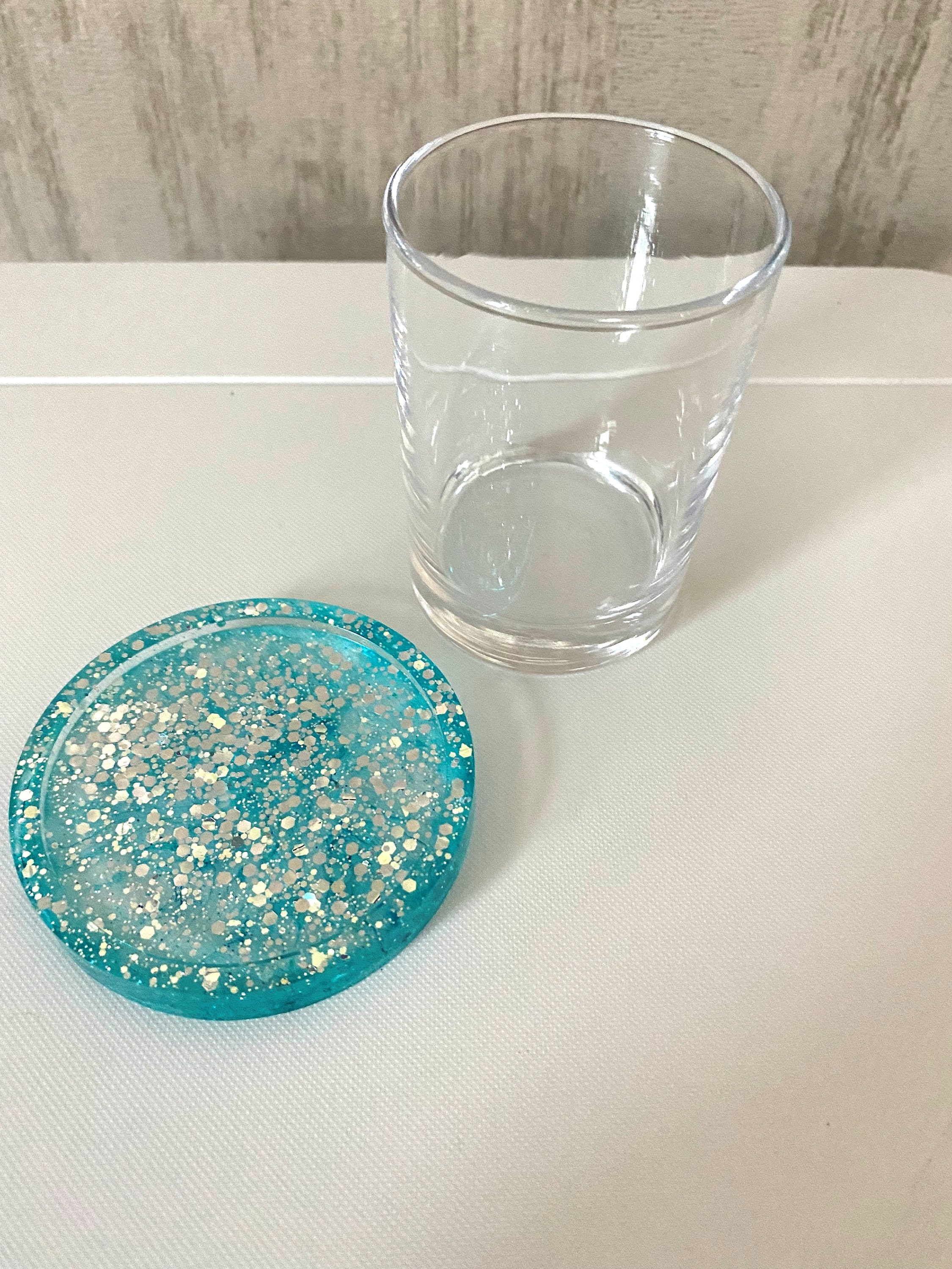 Sous Verre Rond Vert Émeraude avec Paillettes Changeantes en Résine Epoxy Décoration