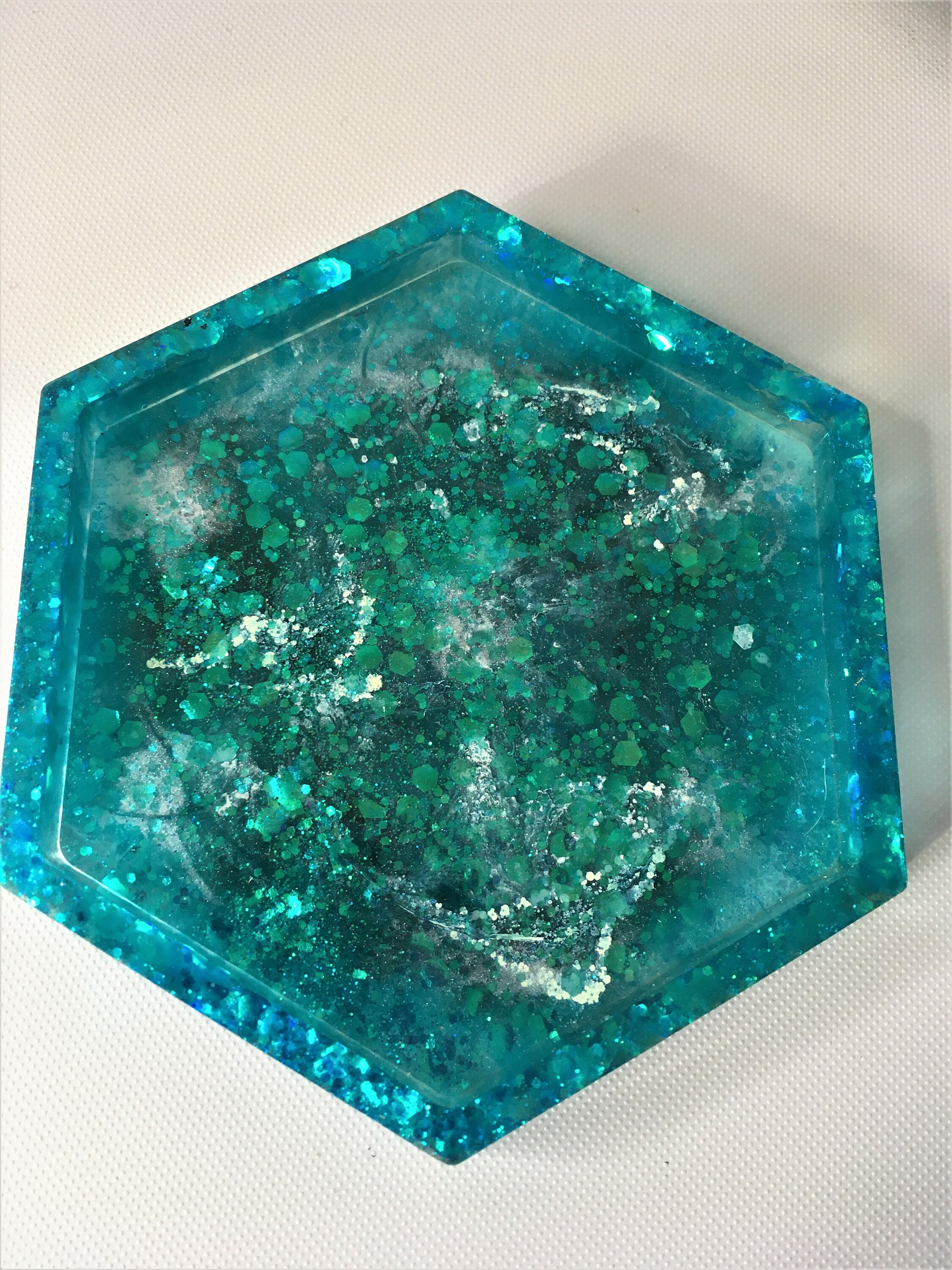 Dessous de Verre Octogonal Vert avec Incrustation Paillettes Vertes Dans Résine Époxy Décoration