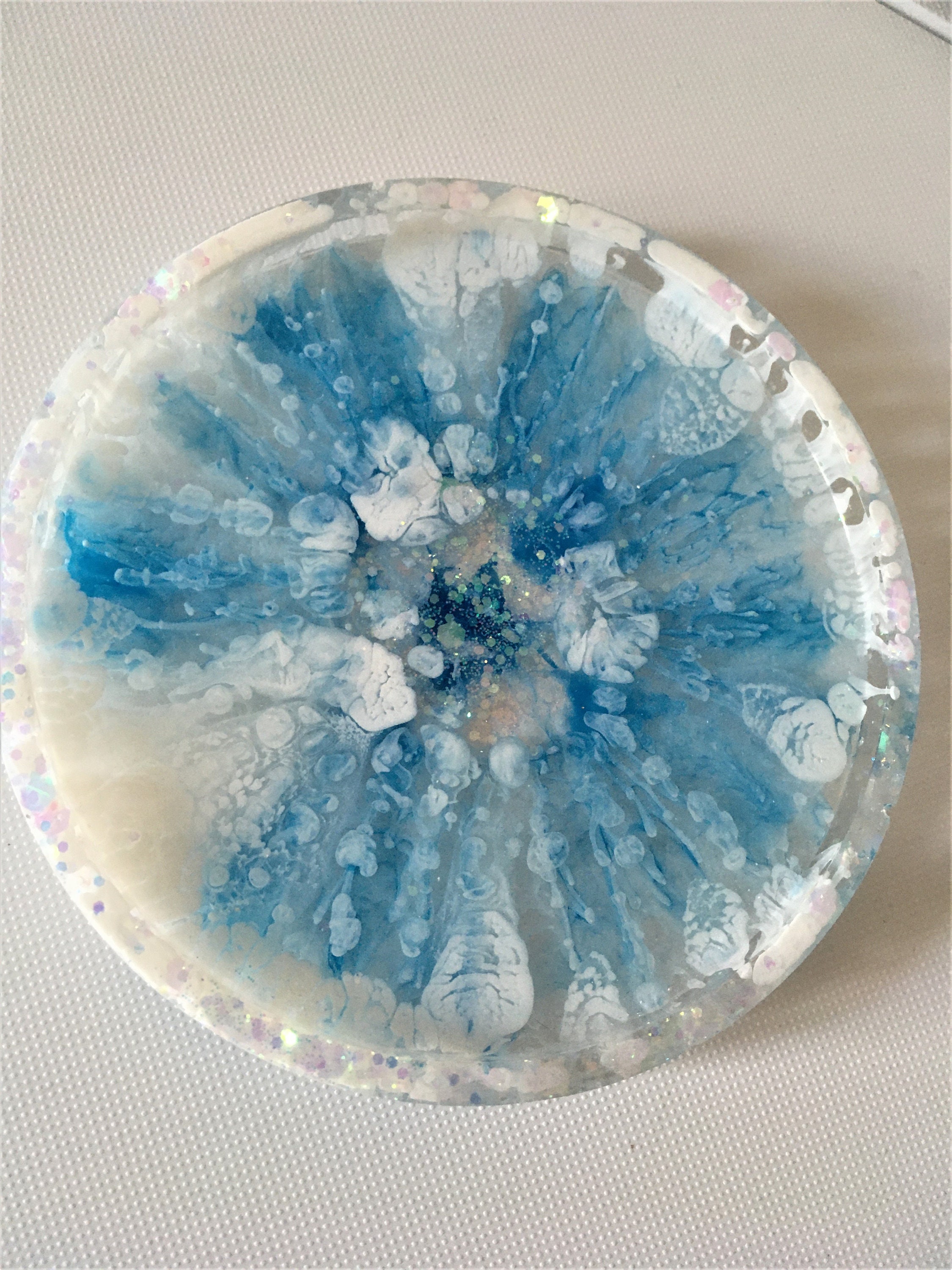 Dessous de Verre Rond Bleu Ciel et Blanc Pailleté en Résine Époxy Décoration