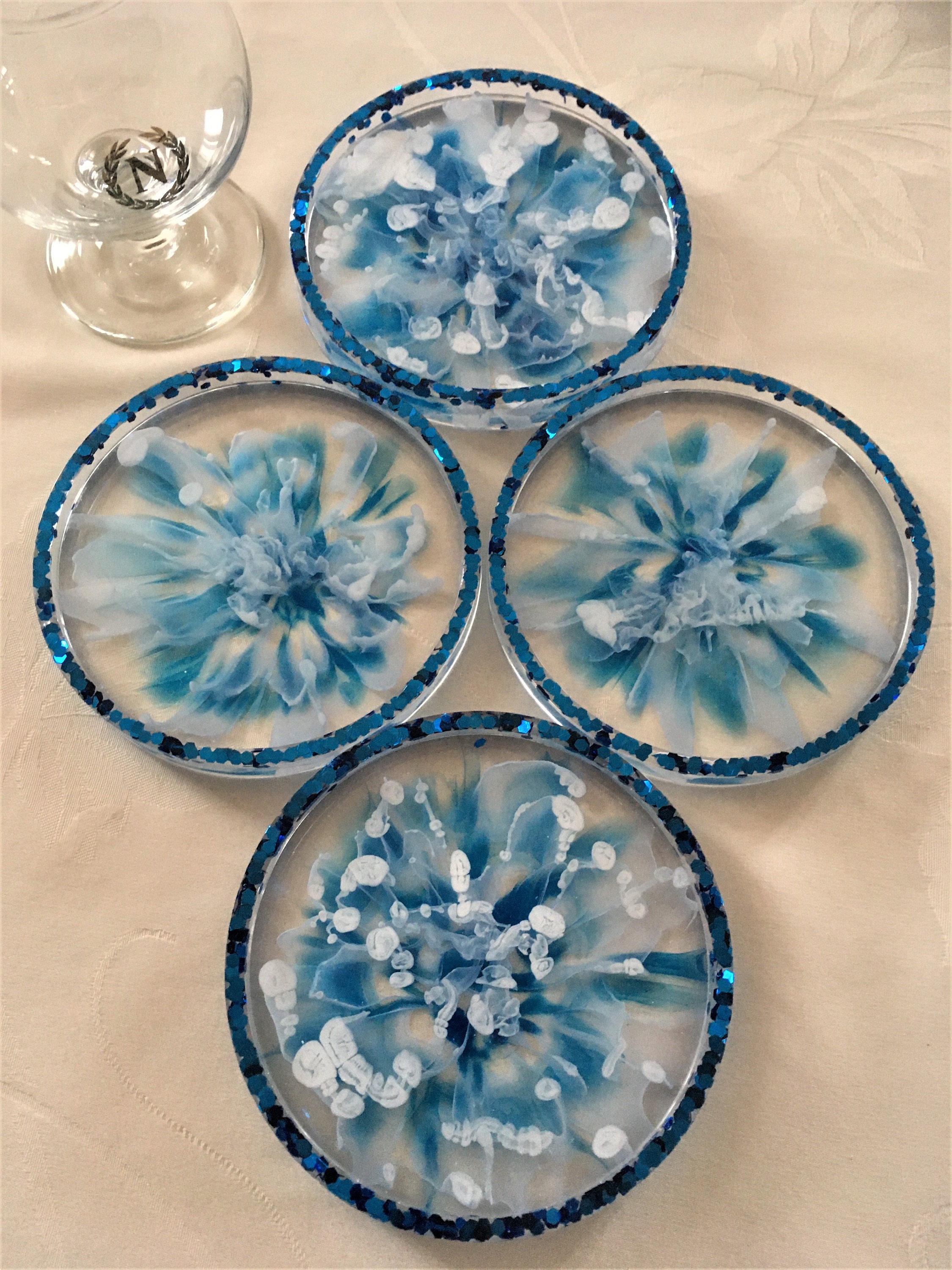 Dessous de Verre Rond Bleu et Blanc avec Contour Paillettes Bleues en Résine Époxy Décoration Table