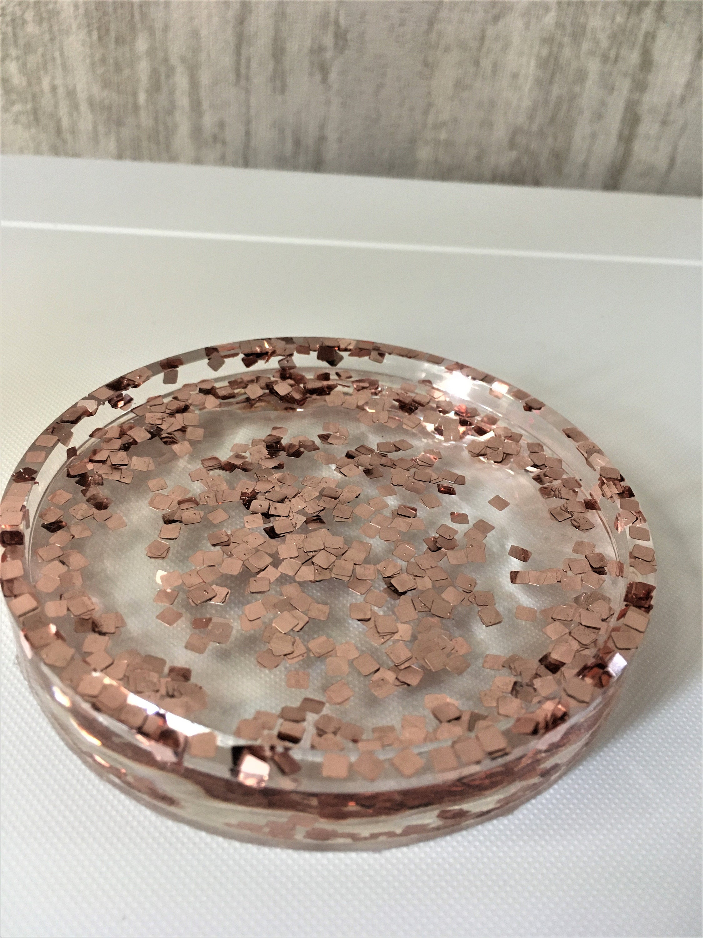 Dessous de Verre Rond avec Central Bosselé et Incrusté Paillettes Carrées Brillantes Marron en Résin