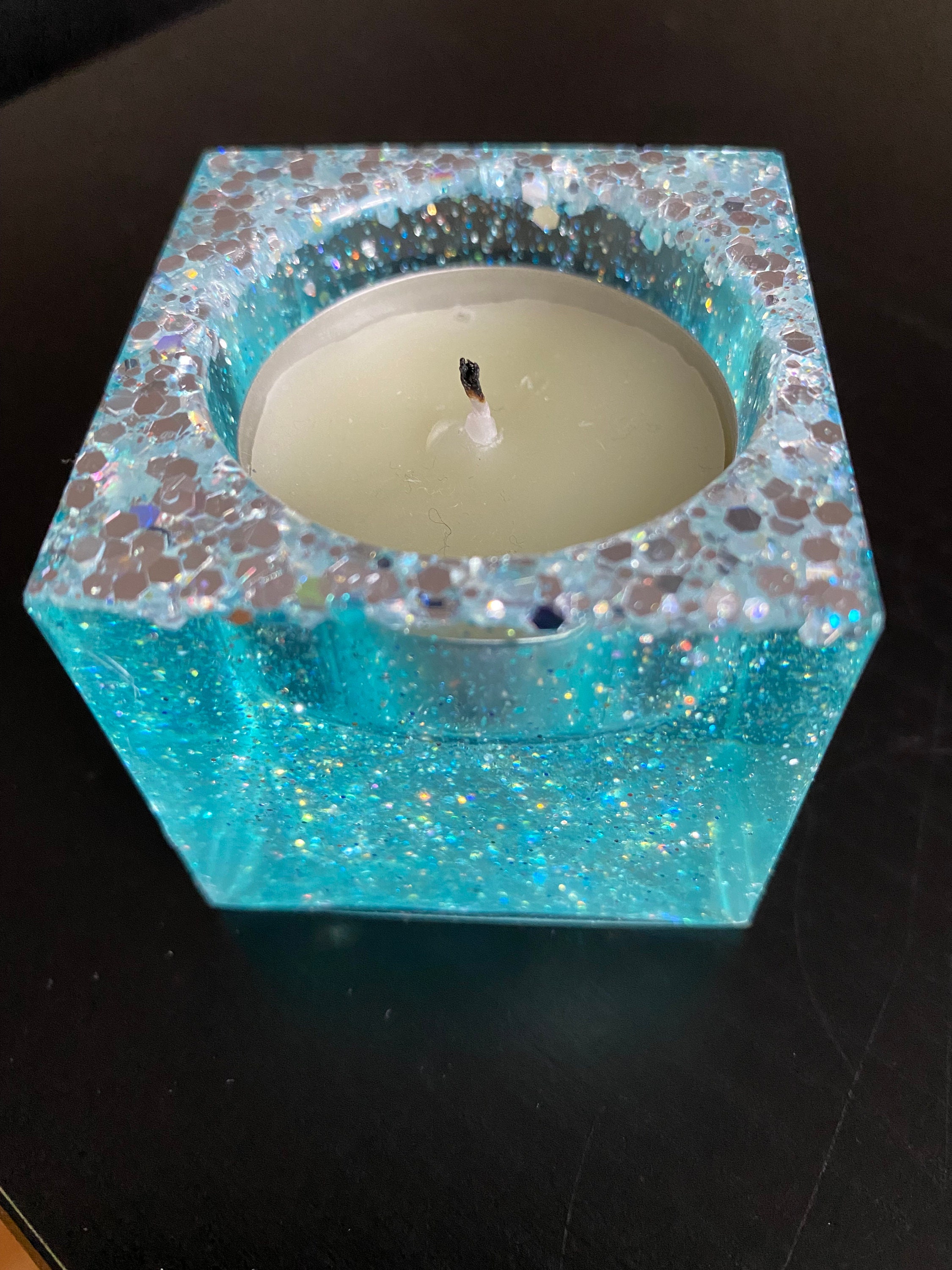 Porte Bougies Carré Bleu Turquoise et Transparent Incrusté de Paillettes Changeantes en Résine Époxy