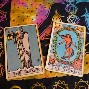Porta incienso de madera con forma de carta del tarot