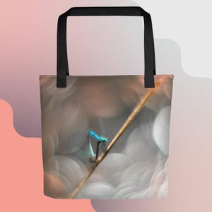 Libelle, Tote bag, creamy background , swirly bokeh, nature photography, pastel colors