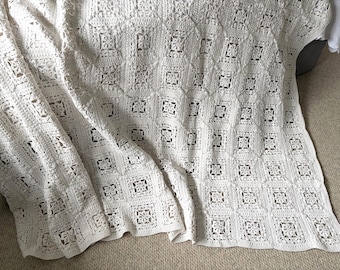 Vintage Französische handgehäkelte Tagesdecke 1950er Jahre - mercerisierte Baumwoll-Bettdecke, Shabby Chic Sammlerstück Textil