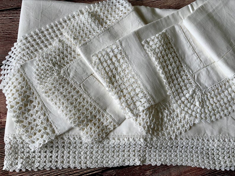 K&ouml;nnte beinhalten: Cremefarbene Bettw&auml;sche mit aufwendigen wei&szlig;en H&auml;kelspitzen-Details. Das Set beinhaltet ein Bettlaken und Kissenbez&uuml;ge, die einen Vintage-Look zeigen. Die H&auml;kelborte verleiht der Bettw&auml;sche eine zarte, handgefertigte Note.
