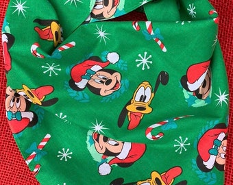 Disney Mickey Friends Christmas Pet Bandana,  Holiday Wreaths Disney Pet Neckwear, Mickey Friends Bandana, Pañuelo Disney Navidad Gato Perro
