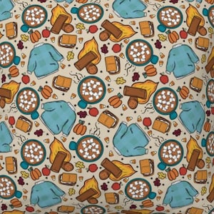 Op de afbeelding: Een herhalend patroon van herfstillustraties op een beige achtergrond. Het ontwerp bevat blauwe truien, mokken warme chocolademelk, pompoenen, s'mores, vlammen, kaneelstokjes en herfstbladeren. Het algemene thema is gezellig en herfstig.