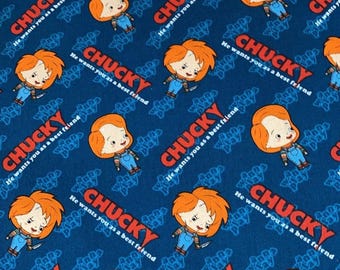 Könnte beinhalten: Dunkelblauer Stoff mit einem sich wiederholenden Muster des Wortes "CHUCKY" in Rot und Cartoon-Illustrationen einer Figur mit orangefarbenem Haar und blauen Latzhosen. Der Text "He wants you as a best friend" ist ebenfalls vorhanden.