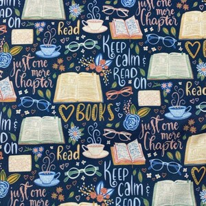 Pode incluir: Um tecido azul escuro com um padrão repetido de livros, óculos, xícaras de café, flores e o texto "Just one more chapter", "Keep calm & read on", "Read", e "Books".