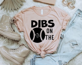 Camisa de la esposa del entrenador, Dibs en la camisa del entrenador, camisa de béisbol, camisas de béisbol para mujeres, camiseta de mamá de béisbol, camiseta del día de San Valentín