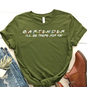 Pode incluir: Camiseta verde com o texto "BARTENDER I'LL BE THERE FOR YOU" em uma fonte que lembra a popular série de televisão "Friends".