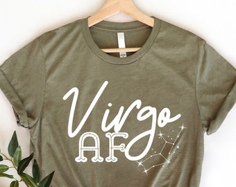 Può includere: Una maglietta verde con il testo "Virgo AF" e un contorno bianco della costellazione della Vergine.