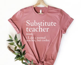 Könnte beinhalten: Ein T-Shirt in Heide-Mauve mit dem Text "Substitute teacher" und der Definition "Substantiv. 1. Wie ein normaler Lehrer, aber cooler."