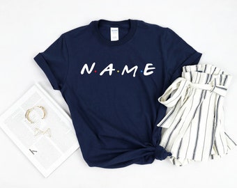 Camisa com nome personalizado, camisa com nome de fonte de amigos, camisa com nome personalizado, camiseta personalizada para menina, camiseta personalizada para menino, presente para amigos e família