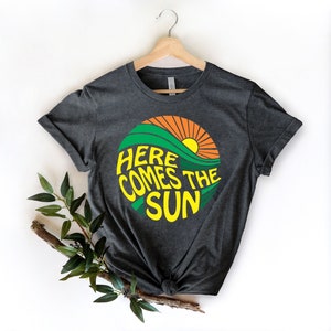 Aí vem a camisa do sol, camisa de verão, camiseta dos Beatles, camiseta de férias, camisa de praia, camisa de verão, camisa dos anos 70, camisa do mar, presente dos Beatles