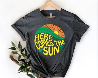 Aí vem a camisa do sol, camisa de verão, camiseta dos Beatles, camiseta de férias, camisa de praia, camisa de verão, camisa dos anos 70, camisa do mar, presente dos Beatles