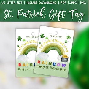 Pode incluir: Duas etiquetas de presente do Dia de São Patrício com um design de arco-íris em aquarela. As etiquetas apresentam um pote de ouro, trevos e o texto "You're the pot of gold at the end of my rainbow". A parte inferior das etiquetas diz "Happy St. Patrick Day!"