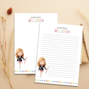 Puede incluir: Dos blocs de notas imprimibles con un borde colorido y una ilustración de dibujos animados de una maestra sosteniendo un bolígrafo. Los blocs de notas tienen el texto "a note from MRS. SMITH" en la parte superior.