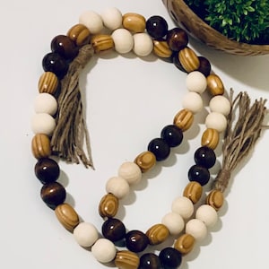 Natural Wood Bead Garland with Jute Tassels - Elegant Accent for Interior Design