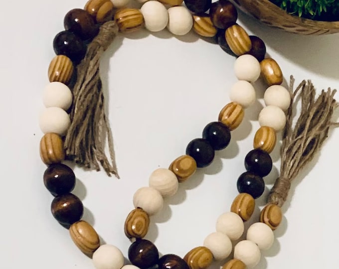 Natural Wood Bead Garland with Jute Tassels - Elegant Accent for Interior Design