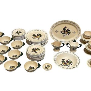 Puede incluir: Un juego completo de vajilla de cerámica vintage con un motivo de gallo. El juego incluye cuencos, platos, tazas, platillos, una fuente para servir, una jarra de crema y una azucarera. La combinación de colores es crema con detalles en negro, rojo, amarillo y verde.