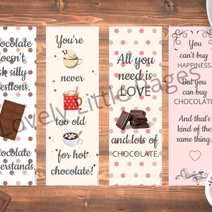Op de afbeelding: Vier printbare bladwijzers met roze en bruine stippen en chocolade-citaten. De citaten zijn: "Chocolade stelt geen domme vragen", "Je bent nooit te oud voor warme chocolademelk!", "Alles wat je nodig hebt is LIEFDE en veel CHOCOLADE." en "Je kunt GEEN GELUK kopen. Maar je kunt CHOCOLADE kopen. En dat is eigenlijk hetzelfde."