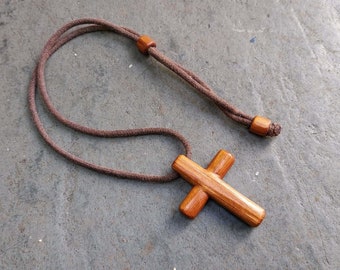 Cruz colgante hecha a mano de madera de cedro con cordón encerado y longitud ajustable - Religiosa - Rústica - Pascua
