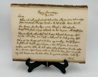 Könnte beinhalten: Eine Holzplakette mit einer handgeschriebenen Botschaft über Liebe und Ehe. Die Botschaft lautet: "Wo Tinte auf Papier trifft, bekommen Worte Bedeutung, sowohl in unserem Leben als auch im Buch des Lebens, Lektionen gelernt. Von Anfang an, wo die Liebe begann, eine gesegnete Verbindung, ein Plan, der für die Ewigkeit gemacht ist. Durch dick und dünn, Freude und Leid, unsere Liebe ist gewachsen, mit standhafter Gnade. Heute feiern wir mit dankbaren Herzen, die Jahre, die vergangen sind, der Beginn der Reise. Unsere Liebe wird weitergehen, immer hell, ein Beweis für Gottes Führungslicht. Und während wir die Seiten umblättern, die noch zu schreiben sind, meine eigene Geschichte, wunderschön jung, ist gefüllt mit Lachen, Freude und Frieden, eine Liebe, die wächst, um ihren Standpunkt zu vertreten. Lasst uns also seine Bibel lesen, seine Wahrheit, seinen Stil, seine Sicherheit, seine Führung, seine Weisheit inspiriert. Denn in seiner Gnade, Hoffnung und Gnade liegt eine ewige Liebesgeschichte, für unseren Leitfaden. Nur Gott liebt dich mehr, diese Wahrheit wird immer sein, mein Versprechen der Hingabe, für die Ewigkeit. Frank"