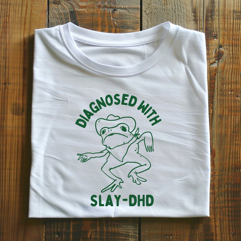 Diagnosticado con slay dhd Camiseta de algodón pesado unisex, ropa de viaje divertida de boneyisland imagen 1