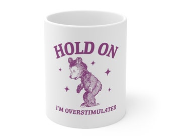 Hold On, I'm overstimulated & Feeling Rambunctious Keramiktasse • Becher Geschenk Keramiktasse 11 Unzen