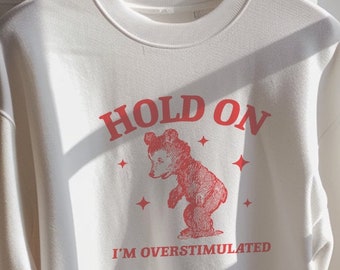 „Hold on I'm overstimulated“ Unisex-Sweatshirt mit Rundhalsausschnitt aus schwerer Mischung