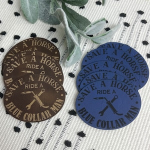 Könnte beinhalten: Satz mit sechs runden Untersetzern aus blauem und braunem Lederimitat. Die Untersetzer zeigen den Text "Save a Horse, Ride a Blue Collar Man" und eine Grafik mit Schraubenschlüssel und Schraubendreher.