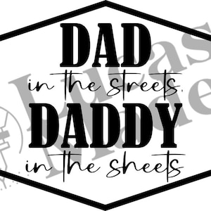 Può includere: Grafica in bianco e nero con il testo "Dad in the streets, Daddy in the sheets."