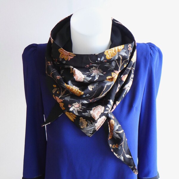 Foulard chèche triangle femme fleurs noir irisées, foulard mi saison cérémonie fête, chèche élégant fleurs rose pâle, foulard fête mères