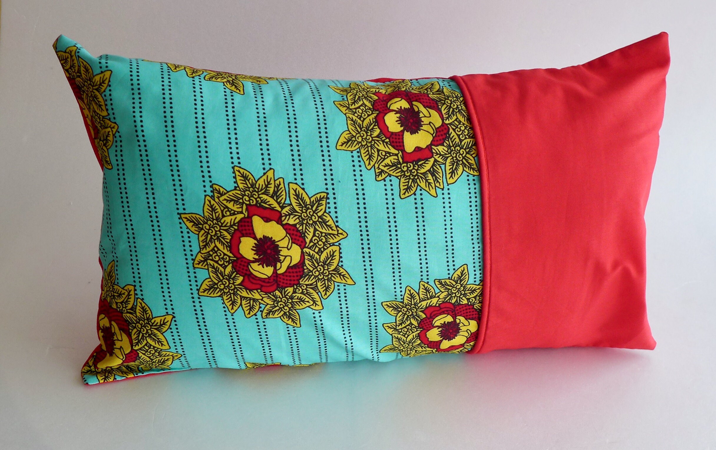 Housse de Coussin Déco Ethnique en Wax Africain Turquoise Fleurs Rouges et Jaunes Pour Rectangle 30x