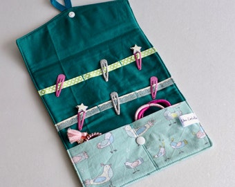 Pochette à barrettes et élastiques à cheveux fillettes en tissu à motifs petits oiseaux verts Rangement accessoires filles pratique vacances