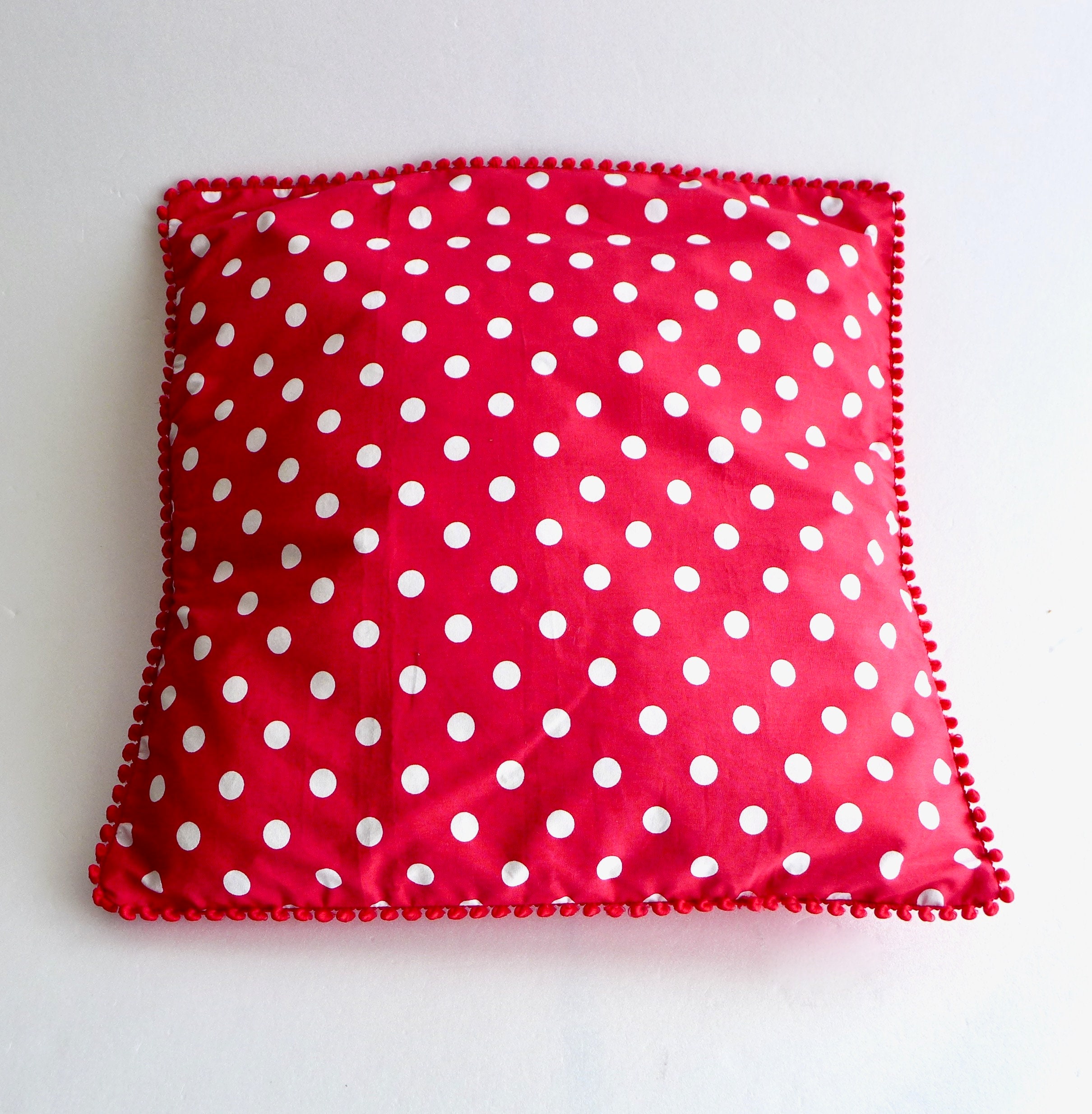 Housse de Coussin Rouge à Pois Blancs et Petits Pompons Rouges, Housse Standard Carré 40 X cm, Déco 