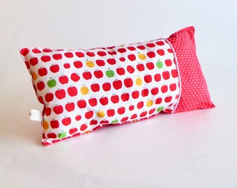 Petit coussin décoratif tissu pomme vintage et rouge à pois blanc, accessoire déco pour chambre d'enfant, idée cadeau Noël déco vintage