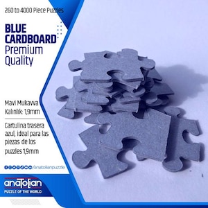 K&ouml;nnte beinhalten: Ein Stapel blauer Puzzleteile aus Pappe. Das Bild enth&auml;lt den Text "BLUE CARDBOARD Premium Quality" und "260 to 4000 Piece Puzzles". Die Puzzleteile sind 1,9 mm dick.