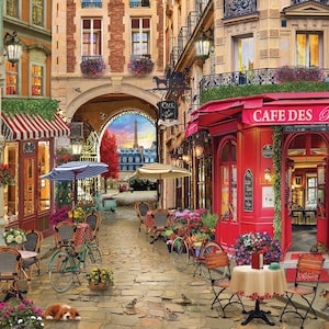 Könnte beinhalten: Eine malerische Straßenszene in Paris mit einem roten Café mit der Aufschrift "Cafe des Paris". Kopfsteinpflasterstraße mit Tischen, Stühlen und Fahrrädern. Der Eiffelturm ist im Hintergrund zu sehen. Blumen und Markisen sorgen für Farbe.