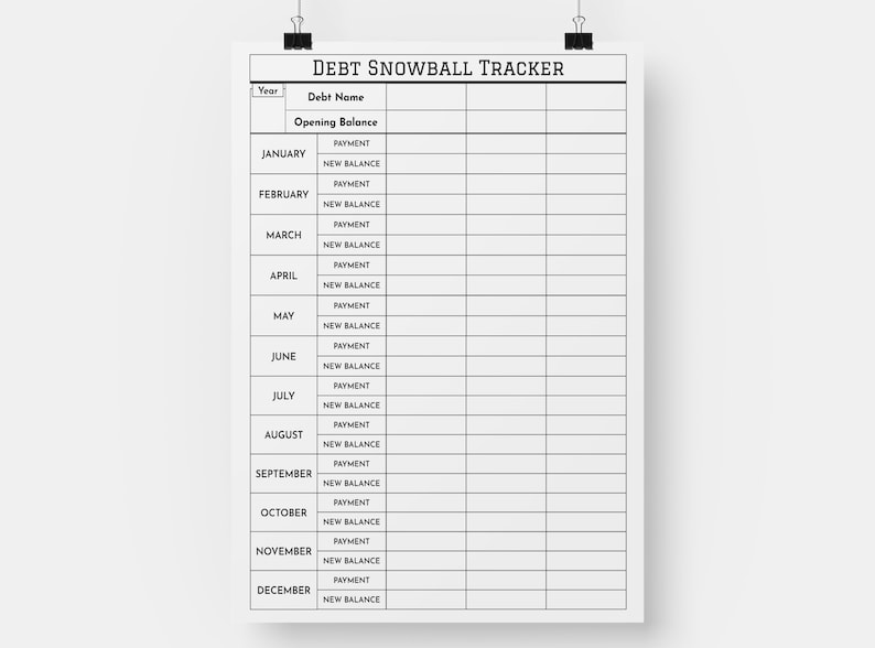 以下が含まれることがあります： 「DEBT SNOWBALL TRACKER」というタイトルの白黒の印刷可能な借金雪だるまトラッカーワークシート。ワークシートには、「年」、「借金名」、「開始残高」、「支払い」、「新しい残高」の列が含まれています。年の月はワークシートの左側の下にリストされています。