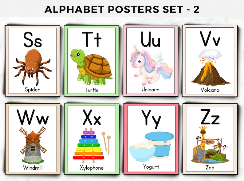 Op de afbeelding: Een set alphabet posters met kleurrijke illustraties van dieren en objecten. Elke poster heeft een letter van het alfabet, de letternaam en een woord dat met die letter begint. Bijvoorbeeld, de poster voor de letter 'S' toont een spin en het woord 'Spin'.