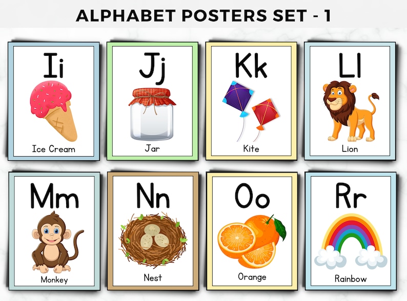 Op de afbeelding: Alphabet posters set 1, met illustraties van objecten die beginnen met elke letter. De letters zijn zwart en de woorden zijn zwart met een witte omtrek. De illustraties zijn kleurrijk en bevatten een ijsje, een pot, een vlieger, een leeuw, een aap, een nest, een sinaasappel en een regenboog.