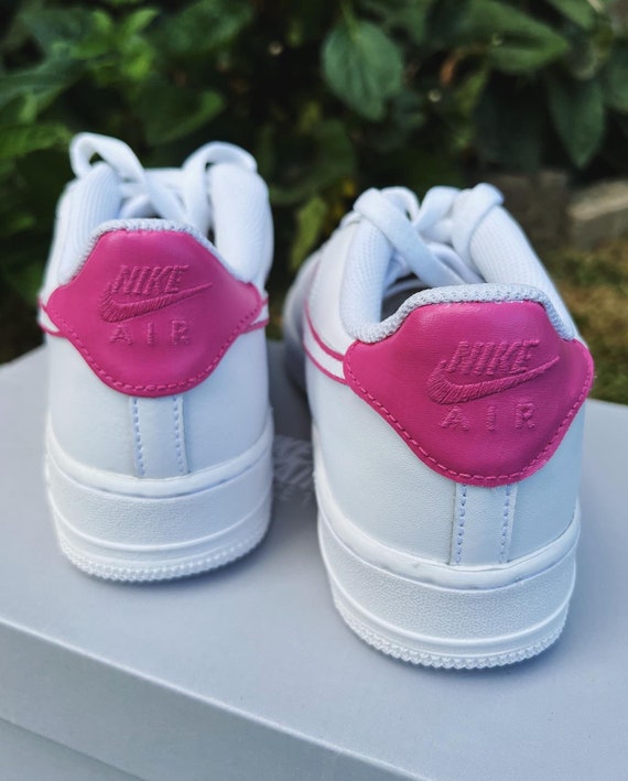 Hello kitty dunks clearance nike