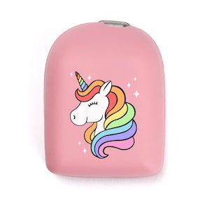 Könnte beinhalten: Rosa Silikonhülle mit einem Regenbogen-Einhorn-Design. Das Einhorn hat ein weißes Gesicht mit geschlossenen Augen und eine Regenbogenmähne und einen Regenbogen-Schwanz.