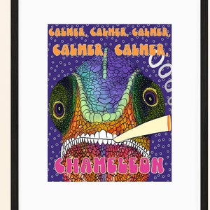 Peut inclure: Impression d'art encadrée avec une illustration colorée d'un caméléon fumant. Le texte "CALMER" et "CHAMELEON" est affiché dans un style rétro sur un fond violet avec des points blancs.