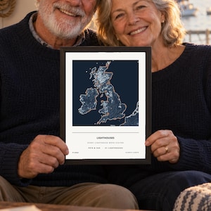 Könnte beinhalten: Ein gerahmter Kartendruck der Britischen Inseln auf dunkelblauem Hintergrund mit weißen topographischen Linien und orangefarbenen Leuchtturm-Markierungen. Der Text lautet LIGHTHOUSES, EVERY LIGHTHOUSE WE'VE VISITED, PETE & SUE, 41 LIGHTHOUSES, 41 visited.
