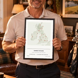 Puede incluir: Un mapa enmarcado del Reino Unido e Irlanda con marcadores de ubicación rojos, con el texto "COURSES I'VE PLAYED", "LINKS, HEATHLAND AND PARKLAND", "RICHARD HALE", "26 COURSES AND COUNTING" y "26 courses" impreso en negro sobre fondo blanco.